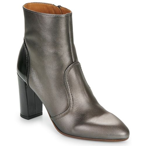 Stivaletti Chie Mihara EIZA Argento Donna, eleganti e alla moda, perfetti per ogni occasione. Realizzati in materiale di alta qualità con un design sofisticato, questi stivaletti offrono comfort e stile. Ideali per completare il tuo outfit autunnale e invernale, aggiungendo un tocco di glamour al tuo guardaroba. Disponibili online, perfetti per le fashioniste.
