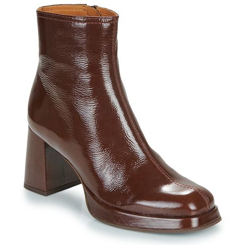 Stivaletti Chie Mihara KENTIN in rosso per donna, realizzati in pelle di alta qualità, con tacco comodo e design elegante. Ideali per creare outfit di stile e femminilità, perfetti per ogni occasione. Tendenza moda 2024.