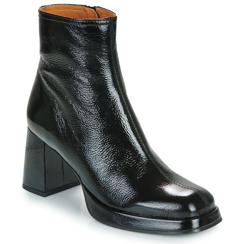 Stivaletti Chie Mihara KENTIN in nero per donna, caratterizzati da un design elegante e moderno, ideali per ogni occasione. Realizzati con materiali di alta qualità, questi stivaletti offrono comfort e stile. Perfetti per completare un look chic e alla moda, i KENTIN sono un must-have nel guardaroba femminile.