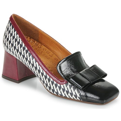 Décolleté Nero Donna Chie Mihara VYLANO, eleganti e raffinate, con tacco alto per un look sofisticato. Realizzate in materiali di alta qualità, queste scarpe sono perfette per qualsiasi occasione, dal lavoro agli eventi speciali. Ideali per chi cerca comfort e stile, queste décolleté sono un must-have per il guardaroba femminile.