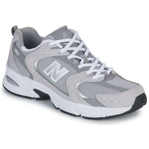  sneakers basse New Balance 530 Grigio per donna, design elegante e moderno, perfette per un look casual e versatile. Realizzate con materiali di alta qualità, queste scarpe offrono comfort e supporto, ideali per il tempo libero o l'uso quotidiano. Aggiungi un tocco di stile al tuo outfit con le New Balance 530 Grigio, le sneakers perfette per ogni occasione.