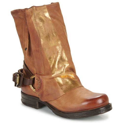 Stivaletti Airstep / A.S.98 A50238-101-0001 Marrone Donna, eleganti e alla moda, realizzati in pelle di alta qualità, ideali per ogni occasione. Comfort e stile si uniscono in questo modello versatile, perfetto per l'uso quotidiano con jeans o abiti. Disponibile in color marrone, questi stivaletti sono un must-have per il tuo guardaroba.