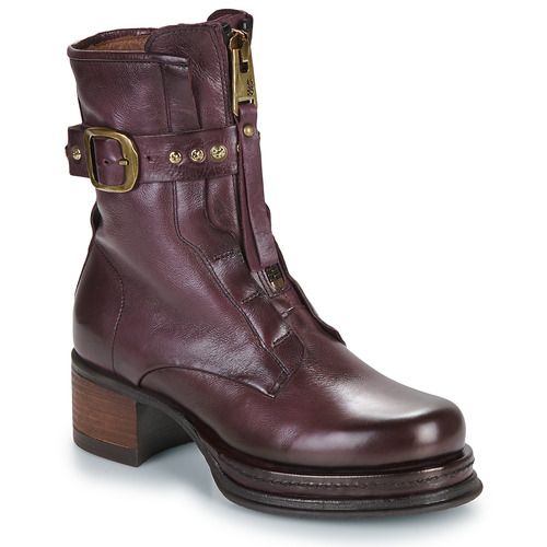 Stivaletti Airstep / A.S.98 B52213-101-6903 marrone per donna, eleganti e versatili, ideali per ogni occasione. Realizzati in morbida pelle di alta qualità, questi stivaletti offrono comfort e stile. Perfetti da abbinare a jeans o abiti casual, rappresentano un must-have per il tuo guardaroba. Acquista i tuoi stivaletti marroni Airstep / A.S.98 e aggiungi un tocco di classe al tuo look!