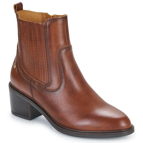 Stivaletti Pikolinos BACAROT W2D in marrone per donna, realizzati in pelle di alta qualità, design elegante e confortevole, ideali per ogni occasione. Scarpe trendy per donne, perfette per l’autunno e l'inverno, con suola resistente per una migliore aderenza. Acquista ora i tuoi stivaletti Pikolinos BACAROT W2D e arricchisci il tuo guarda-robe con stile!