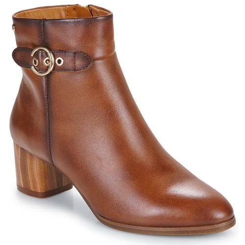 Stivaletti Pikolinos CALAFAT W1Z in marrone per donna, caratterizzati da un design elegante e confortevole, perfetti per ogni occasione. Realizzati in pelle di alta qualità, offrono stile e durabilità, ideali per chi cerca calzature versatili e alla moda. Scopri i migliori stivaletti per il tuo guardaroba!
