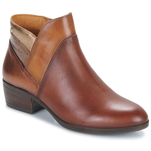 Stivaletti donna Pikolinos DAROCA W1U in marrone, realizzati in pelle di alta qualità. Design elegante e confortevole, ideali per ogni occasione. Scarpe versatili perfette per l'autunno e l'inverno, con suola resistente e dettagli raffinati. Acquista ora i tuoi stivaletti Pikolinos DAROCA W1U per un look alla moda e di tendenza.