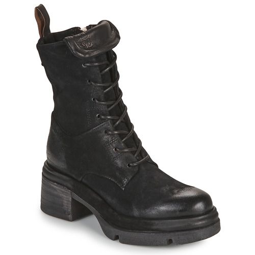 Stivaletti Donna Airstep / A.S.98 EASY LACE Nero, eleganti e versatili, perfetti per ogni occasione. Design moderno con lacci facilmente regolabili, adatti per un look stiloso e contemporaneo. Ideali per l'autunno e l'inverno, offrono comfort e supporto. Acquista ora il tuo paio di stivaletti EASY LACE per un tocco di classe nel tuo guardaroba.