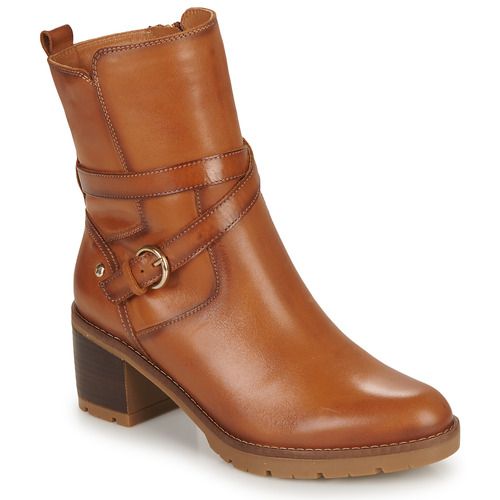 Stivaletti Pikolinos LLANES W7H marrone per donna, eleganti e versatili, perfetti per ogni occasione. Design raffinato in pelle morbida, suola antiscivolo per comfort e stile. Scarpe ideali per la stagione autunnale.