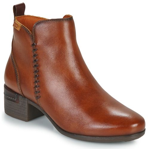 Stivaletti Pikolinos MALAGA W6W marrone per donna, realizzati in pelle di alta qualità, con design elegante e confortevole, perfetti per ogni occasione. Ideali per completare il tuo look con stile e comfort, disponibili per acquisto online.