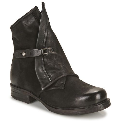 Stivaletti Donna Airstep / A.S.98 SAINT in Nero, realizzati in pelle di alta qualità con design elegante e alla moda. Comfort e stile uniti in un'unica calzatura perfetta per ogni occasione. Ideali per l'autunno e l'inverno, questi stivaletti sono un must-have nel guardaroba femminile. Perfetti per outfit casual e chic, offrono una calzata comoda e una suola resistente.