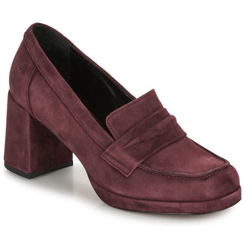 Mocassini donna JB Martin ALEPO in viola, eleganti e comodi, perfetti per ogni occasione. Scarpe alla moda, ideali per un look chic e sofisticato. Realizzati con materiali di alta qualità, offrono comfort e stile, perfetti per il tuo guardaroba. Scopri le migliori tendenze con i mocassini ALEPO di JB Martin.