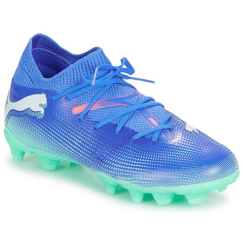 Scarpa da calcio Puma Calcio ragazza FUTURE 7 MATCH FG/AG Jr Blu, ideale per giovani atlete, offre prestazioni eccellenti su terreni in erba naturale e artificiale. Design moderno e comfort ottimale per il massimo sostegno durante il gioco. Perfetta per le partite e gli allenamenti, garantisce grip e stabilità per migliorare le performance in campo. Acquista ora le scarpe da calcio Puma per ragazza e dai il tuo meglio nel calcio!