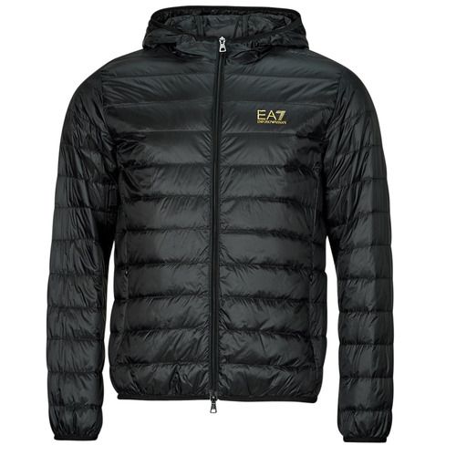 Piumino Uomo Emporio Armani EA7 CORE IDENTITY DOWN JACKET HD Nero, elegante giacca invernale leggera, ideale per il clima freddo. Design moderno e sofisticato con logo EA7, perfetta per uomini che cercano stile e comfort. Acquista ora l'inconfondibile piumino Emporio Armani e aggiungi un tocco di classe al tuo guardaroba invernale.