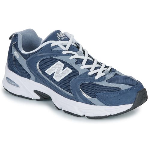 Sneakers basse New Balance 530 Marine per donna, ideali per un look casual e sportivo. Queste scarpe offrono comfort e stile, perfette per ogni occasione. Scopri la qualità e il design distintivo di New Balance con queste sneakers versatili.