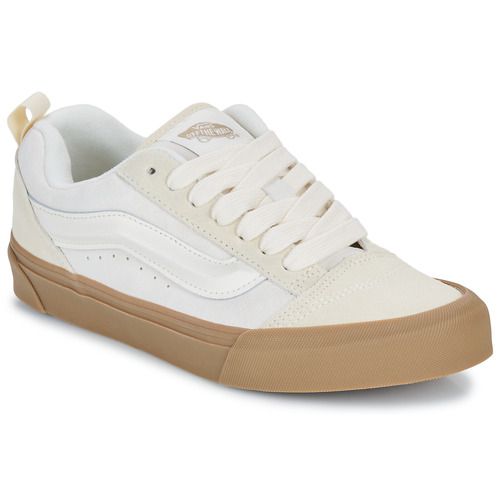 Sneakers basse Donna Vans Knu Skool Bianco, eleganti e alla moda, perfette per un look casual. Queste scarpe offrono comfort e stile, ideali per ogni occasione. Scopri il design unico e la qualità superiore delle Vans Knu Skool, un must-have per ogni amante delle sneakers.