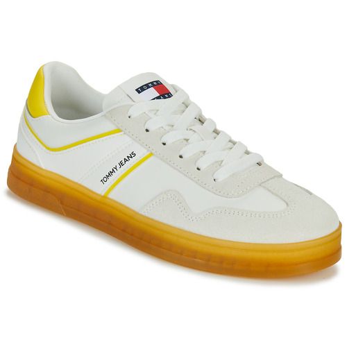 Sneakers basse Tommy Jeans TJW COURT SNEAKER in bianco per donna, eleganti e versatili, ideali per un look casual-chic. Perfette per ogni occasione, queste scarpe possono essere abbinate a jeans, gonne o abiti. Ottieni comfort e stile con le sneakers Tommy Jeans, il must-have per ogni amante della moda. Acquista ora le sneakers basse da donna per un tocco trendy al tuo guardaroba.