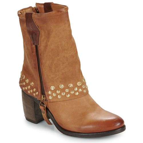 Stivaletti Airstep / A.S.98 B82203-101-6871 Marrone Donna, eleganti e versatili, ideali per l'ufficio o il tempo libero. Realizzati in materiali di alta qualità per garantire comfort e stile, questi stivaletti sono perfetti per completare ogni look autunnale e invernale. Disponibili in marrone, offrono un design moderno e alla moda, perfetti per le donne che amano la moda. Copri il tuo guardaroba con gli stivaletti trendy Airstep / A.S.98!