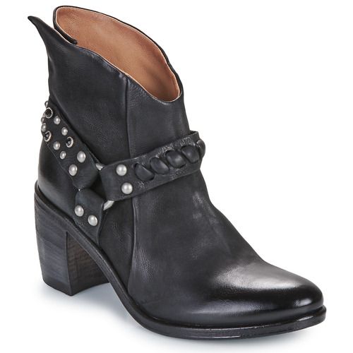 Stivaletti Airstep / A.S.98 B82206-101-6002 Nero per donna, eleganti e alla moda, realizzati in morbida pelle, con tacco comodo e design moderno, ideali per ogni occasione. Perfetti per completare il tuo outfit autunnale e invernale, offrono stile e comfort senza compromettere la qualità. Disponibili ora per un look sofisticato e contemporaneo.