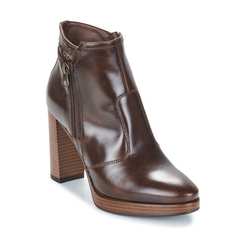 "Stivaletti Donna NeroGiardini I411230D-300 in Marrone - eleganti e comodi, perfetti per ogni occasione. Realizzati con materiali di alta qualità, questi stivaletti offrono stile e versatilità. Perfetti per l'autunno e l'inverno, completeranno il tuo outfit con un tocco di classe."