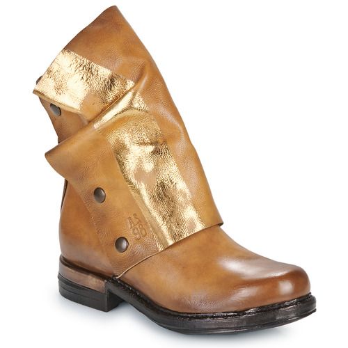 Stivaletti Donna Airstep / A.S.98 B80206-101-6555 in Marrone, eleganti e alla moda, perfetti per ogni occasione. Realizzati con materiali di alta qualità, questi stivali offrono comfort e stile. Ideali per completare il tuo look autunnale e invernale, aggiungendo un tocco di classe al tuo outfit. Acquista ora e rinnova il tuo guardarobe con questi stivaletti unici!