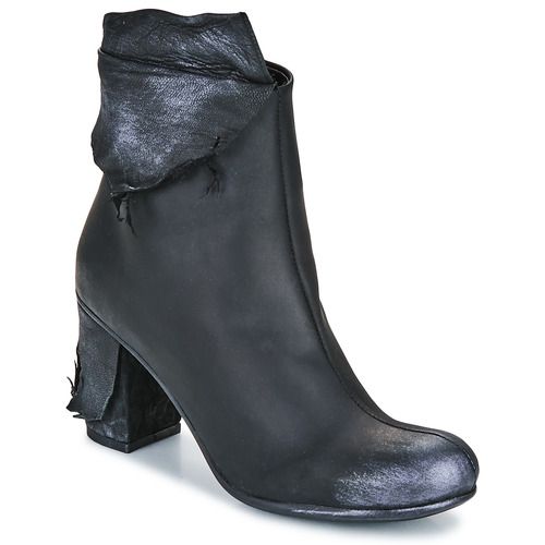 Stivaletti Donna Papucei SPATTER in Nero, eleganti e alla moda, ideali per ogni occasione. Scarpe in pelle di alta qualità con design unico, perfetti per completare il tuo outfit. Comfort e stile assicurati con questi stivaletti trendy.