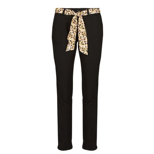 Pantalone Chino Donna Le Temps des Cerises DYLI Nero, elegante e versatile, ideale per ogni occasione. Realizzato in cotone di alta qualità, offre comfort e stile. Perfetto da abbinare a bluse e sneakers per un look casual chic. Acquista ora i pantaloni chino DYLI per completare il tuo guardaroba con un tocco di classe.