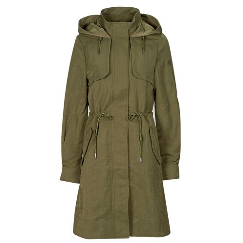 Parka Donna Guess NATASHA PARKA DETACHABLE in Kaki, elegante e versatile, ideale per l'inverno. Caratterizzato da un design moderno e pratico, questo parka offre comfort e stile. La giacca è dotata di cappuccio removibile, perfetta per diverse occasioni. Scopri il look sofisticato e alla moda con il Parka NATASHA, un must-have nel tuo guardaroba.