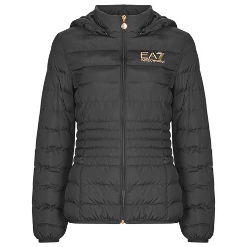 Piumino Donna Emporio Armani EA7 CORE LADY BOMBER JKT Nero, elegante e sportivo, ideale per la stagione invernale. Questo bomber invernale è progettato per offrire calore e comfort, caratterizzato da un design raffinato e una vestibilità perfetta. Acquista ora il tuo piumino EA7 per un look moderno e alla moda.