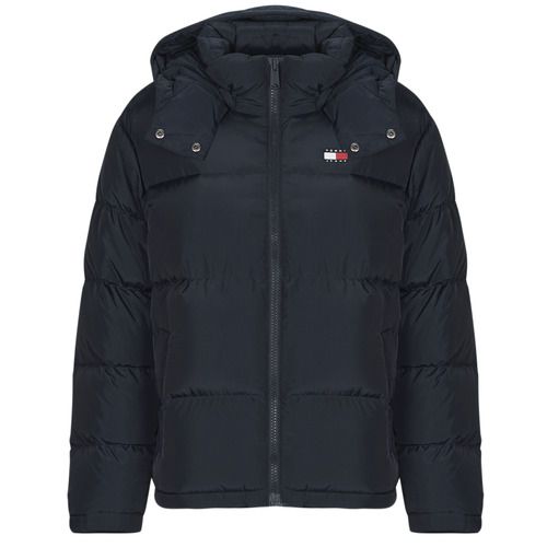 Piumino Donna Tommy Jeans TJW ALASKA PUFFER EXT in colore Marine, ideale per l'inverno. Mantiene caldo e stile, perfetto per un look casual e alla moda. Acquista il tuo piumino Tommy Jeans per affrontare il freddo con eleganza.