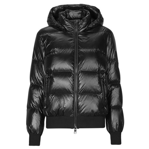 Piumino Donna Armani Exchange XW000228 Nero, elegante e alla moda, ideale per l'inverno. Realizzato con materiali di alta qualità per garantire calore e comfort. Perfetto per un look chic e contemporaneo, adatto a ogni occasione. Acquista ora il tuo piumino Armani Exchange per un outfit impeccabile.