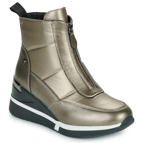 Sneakers alte Xti 143079-PLUMB Oro per Donna, eleganti e alla moda, in colore oro scintillante, ideali per aggiungere un tocco di stile a qualsiasi outfit. Queste sneakers offrono comfort e supporto, perfette per l'uso quotidiano e per occasioni speciali. Scegli le Xti 143079-PLUMB Oro per un look trendy e raffinato.