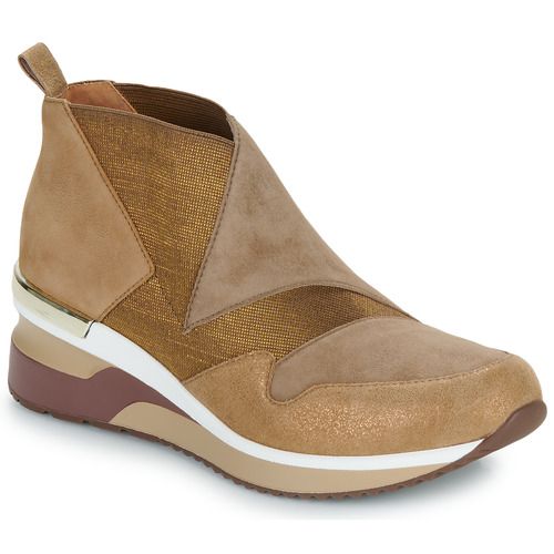 Sneakers alte Mam'Zelle VENTO Marrone per Donna, caratterizzate da un design elegante e versatile, ideali per ogni occasione. Realizzate con materiali di alta qualità per garantire comfort e durata nel tempo. Perfette per completare il tuo look casual e alla moda. Acquista ora le Mam'Zelle VENTO per un tocco di stile unico!