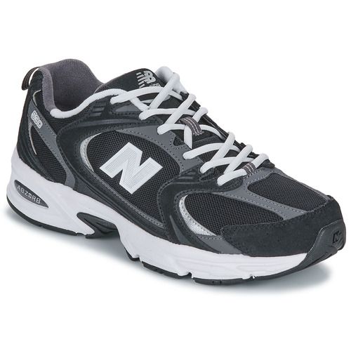 Sneakers basse New Balance 530 nere per donna, perfette per uno stile casual e sportivo. Design elegante con materiali di alta qualità, queste scarpe offrono comfort e supporto per la vita quotidiana. Ideali per abbinamenti versatili e per ogni occasione, le New Balance 530 rappresentano la scelta perfetta per chi cerca stile e funzionalità.