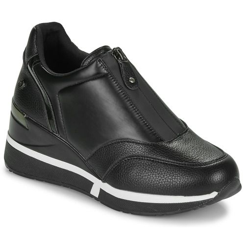 Sneakers basse Xti 143080-BLACK nere per donna, eleganti e alla moda. Perfette per ogni occasione, queste sneakers offrono confort e stile. Scopri il tuo nuovo paio di sneakers nere Xti, ideali per completare il tuo outfit con un tocco trendy. Acquista ora il modello Xti 143080-BLACK e aggiungi un'essenza di chic al tuo guardaroba.