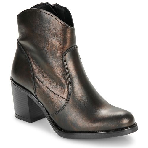 Stivaletti YOKONO ORNE-005-ESPLAS-NEGRO Marrone da Donna, eleganti e comodi, perfetti per ogni occasione. Design moderno e materiali di alta qualità, ideali per le stagioni autunnali e invernali. Acquista ora questi stivaletti alla moda per completare il tuo guardaroba!