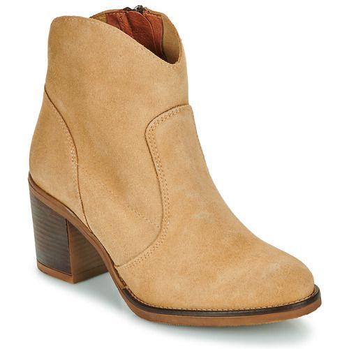 Stivaletti Donna YOKONO ORNE-005-SERRAJE-BEIG in beige, eleganti e versatili, ideali per ogni occasione. Realizzati in morbido materiale scamosciato, questi stivaletti offrono comfort e stile. Perfetti per completare il tuo outfit autunnale o invernale, sono un must-have nel guardaroba femminile. Scopri il tuo stile con i YOKONO ORNE-005!