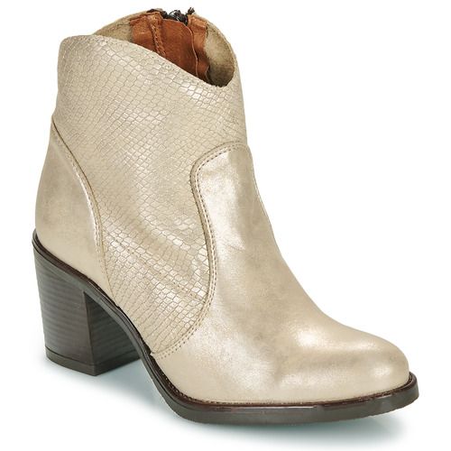 Stivaletti YOKONO ORNE-005-LAGUNA-PLATINO Oro da donna, eleganti e versatili, ideali per ogni outfit. Realizzati in materiali di alta qualità, offrono comfort e stile. Perfetti per la stagione autunnale e invernale, questi stivaletti sono un must-have per le donne che cercano moda e praticità. Disponibili ora su Outlet Scarpe Online.