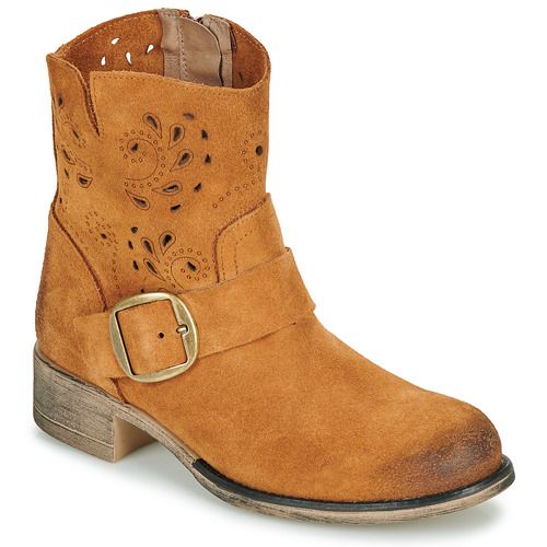 Stivaletti Donna YOKONO MONS-001LP-SERRAJE-CUERO Marrone, eleganti e versatili, perfetti per ogni occasione. Realizzati in morbido suede, questi stivaletti offrono comfort e stile. Ideali per l'autunno e l'inverno, si abbinano facilmente a qualsiasi outfit. Scopri la qualità e il design unico dei YOKONO!
