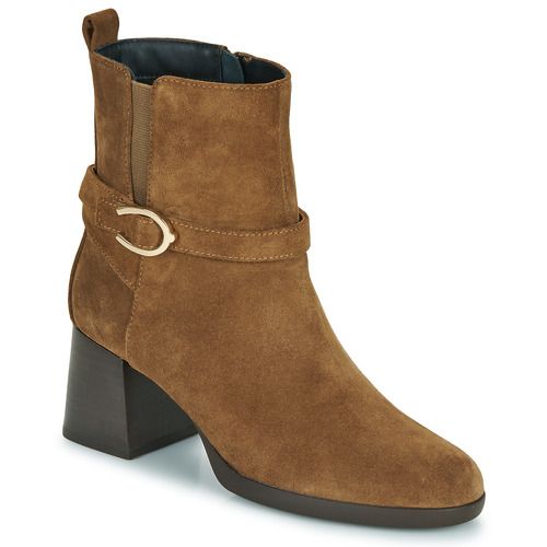Stivaletti Donna Geox D WALK PLEASURE 55 in Marrone, eleganti e alla moda, progettati per il comfort quotidiano. Perfetti per l'autunno/inverno, questi stivali offrono stile e versatilità, ideali per ogni occasione. Acquista ora per un look sofisticato e contemporaneo!