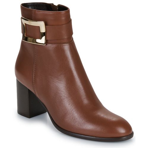 Stivaletti Donna Fericelli IOTA in Marrone, eleganti e versatili, perfetti per ogni stagione. Design moderno con dettagli raffinati, ideali per completare il tuo outfit. Disponibili online con spedizione veloce. Acquista ora per un look alla moda!