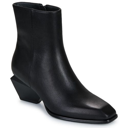 Stivaletti Donna United Nude JACKY BOOTIE Nero: Stivaletti eleganti e moderni, ideali per ogni occasione. Realizzati in materiale di alta qualità, questi stivaletti offrono comfort e stile. Perfetti per un outfit casual o per un look più sofisticato, i JACKY BOOTIE sono un must-have per il guardaroba femminile. Aggiungi un tocco di classe al tuo look con questi stivaletti alla moda.