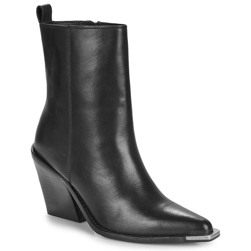 Stivaletti Donna Bronx NEW KOLE in Nero, eleganti e alla moda, ideali per ogni occasione. Realizzati con materiali di alta qualità per comfort e stile, questi stivaletti si adattano perfettamente a qualsiasi outfit. Perfetti per l'autunno e l'inverno, assicurano un look chic e trendy. Disponibili ora sul nostro sito!