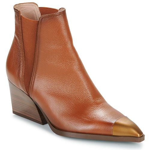 Stivaletti SIDNEY Marrone Donna di Hispanitas – Eleganti e confortevoli, questi stivaletti in pelle marrone offrono un design raffinato perfetto per ogni occasione. Ideali per l'autunno e l'inverno, garantiscono stile e versatilità. Acquista ora e completa il tuo look con questi must-have per la stagione.