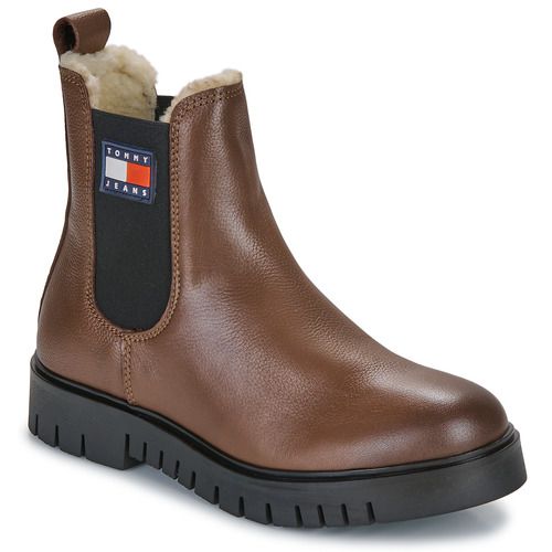 Stivaletti Donna Tommy Jeans TJW CHELSEA BOOT WL in Marrone, stile elegante e versatile, perfetti per ogni occasione. Design alla moda con dettagli raffinati, ideali per completare il tuo look autunnale. Acquista ora per un comfort unico e un tocco di classe nel tuo guardaroba.