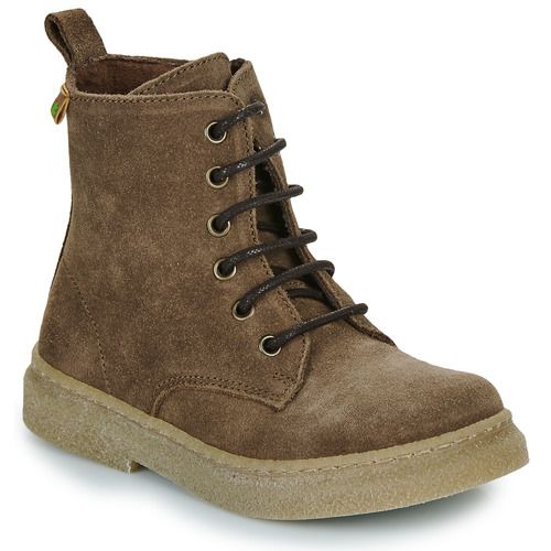 Stivaletti El Naturalista per bambini e ragazzi, in colorazione Polvere Marrone, perfetti per ogni occasione. Realizzati con materiali di alta qualità, questi stivaletti offrono comfort e stile, ideali per le avventure quotidiane. Scopri la qualità di El Naturalista e scegli il massimo per i piedi dei tuoi piccoli!