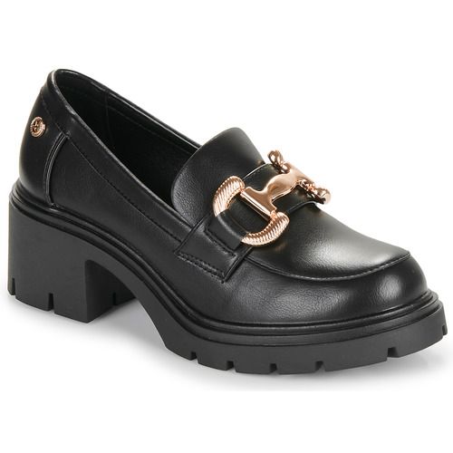 Mocassini Donna Xti 143105-BLACK in Nero, eleganti e versatili, ideali per ogni occasione. Realizzati con materiali di alta qualità, offrono comfort e stile, perfetti per l'abbigliamento casual e formale. Scopri la comodità e il design moderno di queste scarpe must-have per la tua collezione.
