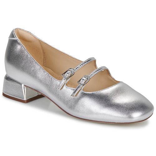 Ballerine Clarks Daiss30 Shine in argento per donna, eleganti e comode, ideali per ogni occasione. Perfette per completare il tuo outfit con stile, queste ballerine offrono un design moderno e materiali di alta qualità. Acquista ora le tue ballerine Clarks per un look chic e versatile!