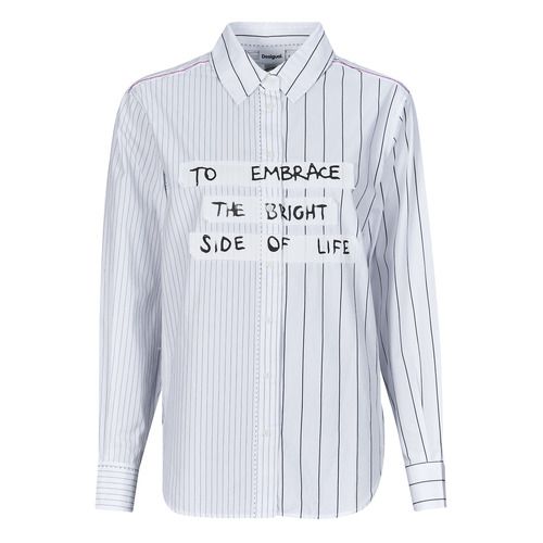 Camicia Donna Desigual CAM YOKOHAMA Bianco, elegante e versatile, perfetta per ogni occasione. Realizzata in tessuto leggero, offre un taglio moderno e dettagli unici. Ideal per un look trendy e alla moda. Scopri il comfort e lo stile esclusivo di Desigual con questa camicia bianca.