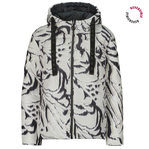 Piumino donna Guess EMELIE REVERSIBLE PUFFER nero, elegante e versatile, ideale per l'autunno/inverno. Questo piumino reversible offre un design alla moda, comfort e calore, perfetto per ogni occasione. Scopri il tuo look con il piumino EMELIE, un must-have per la stagione.