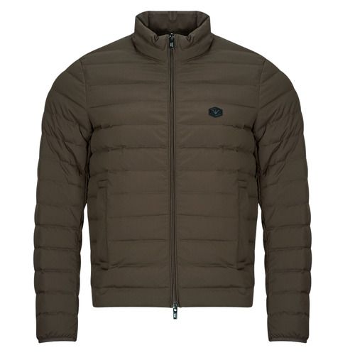 Piumino Uomo Emporio Armani 8N1BQ2 Marrone, elegante e caldo, ideale per l'inverno. Realizzato con materiali di alta qualità, offre comfort e stile. Acquista ora il piumino Emporio Armani per un look raffinato e alla moda.